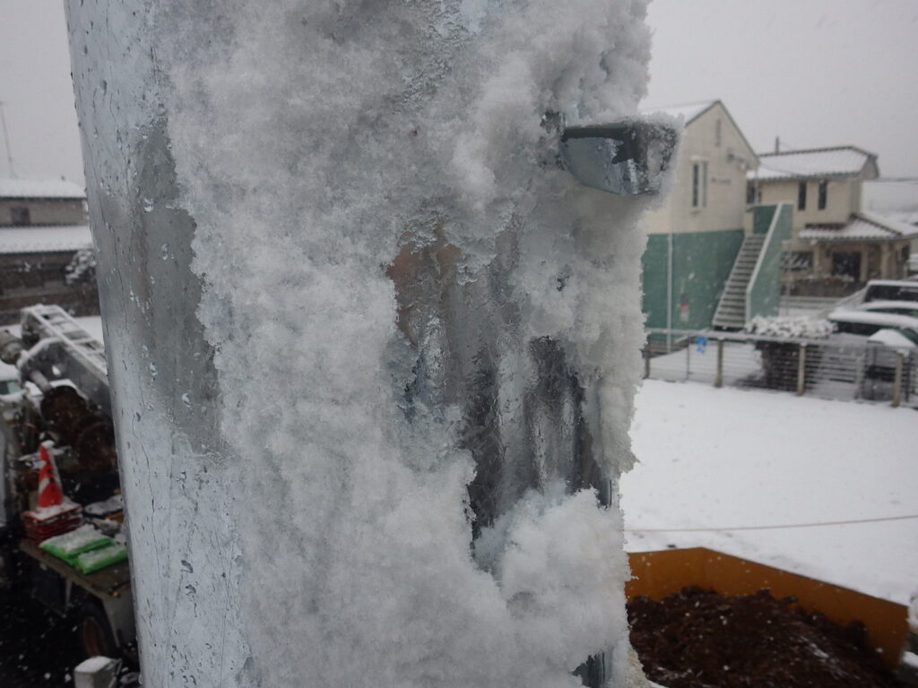 建てたばかりの電柱に積もる雪