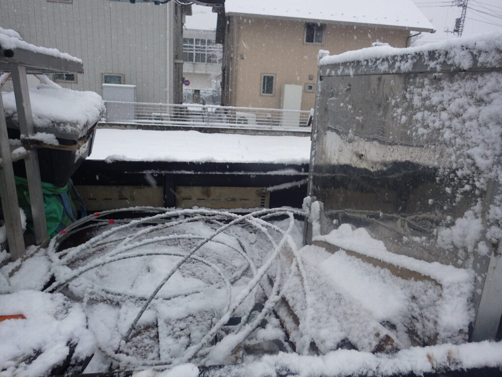 建柱屋さんの荷台も雪で覆われている