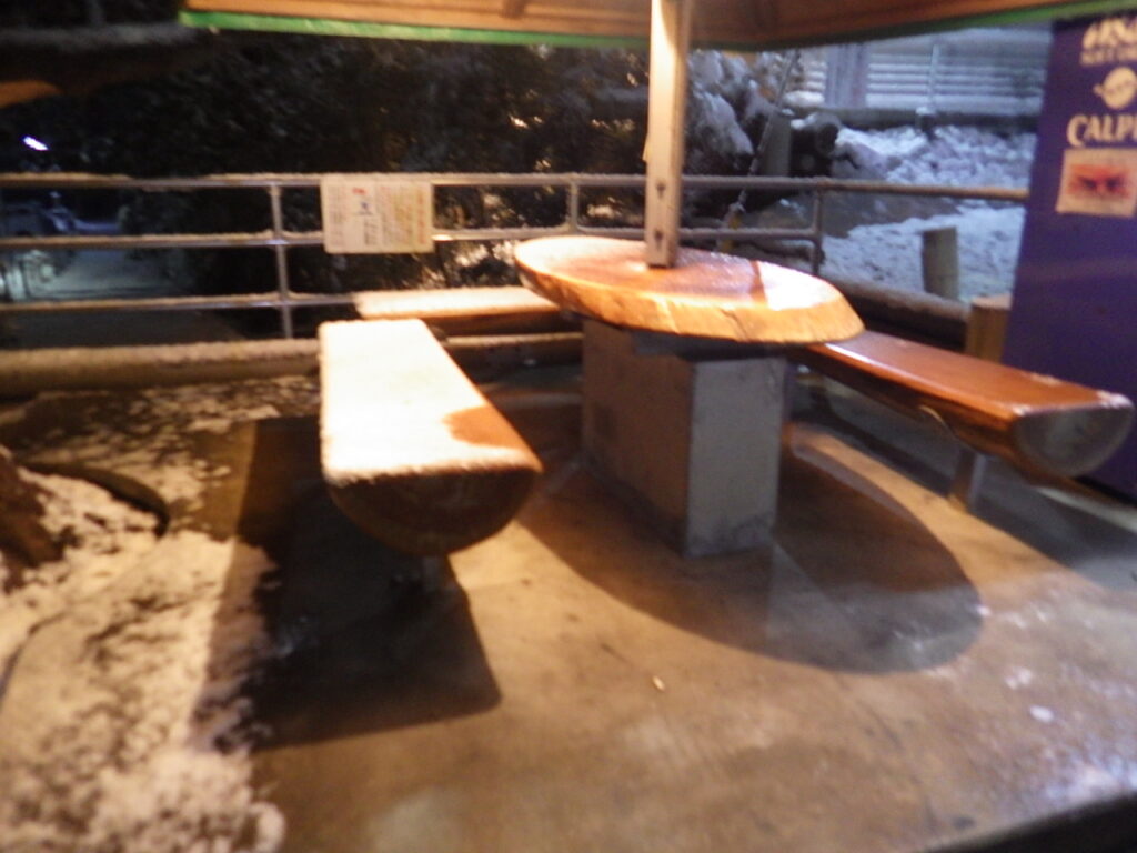 ホクエイ電設横にある憩いのベンチにも雪が積もっている