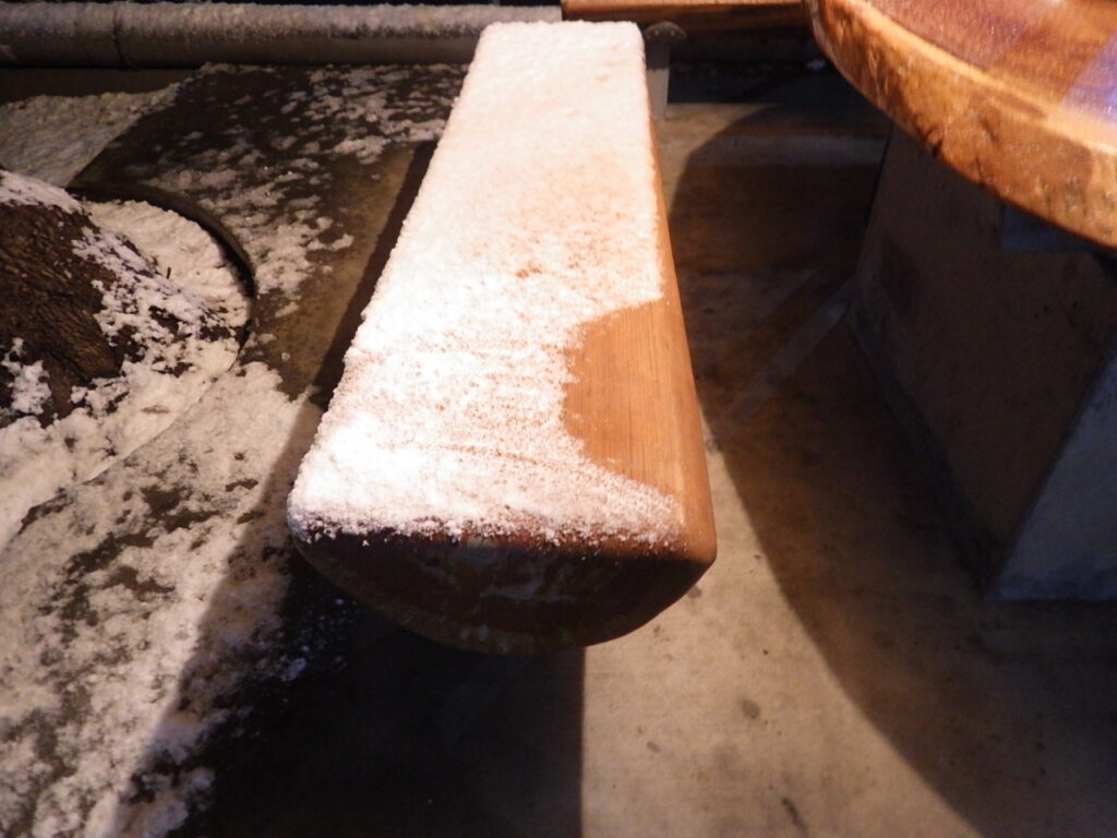 雪が積もるホクエイ電設横にある憩いのベンチには誰かが座った跡があった