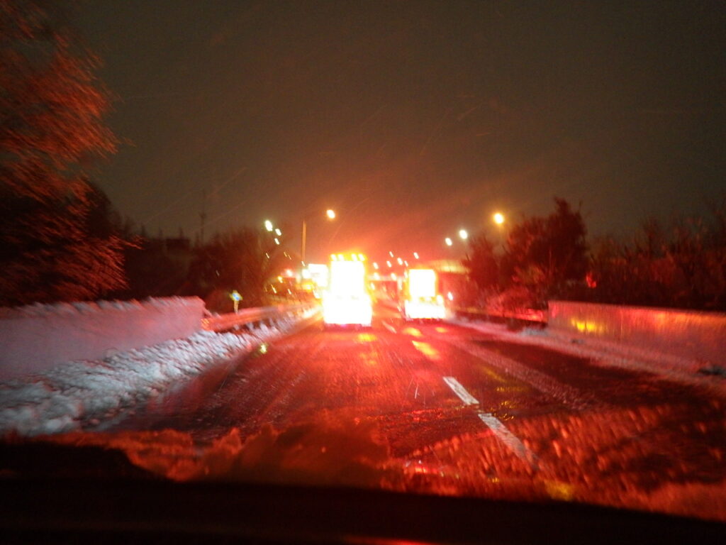 高速道路は除雪作業で一時通行止めに
