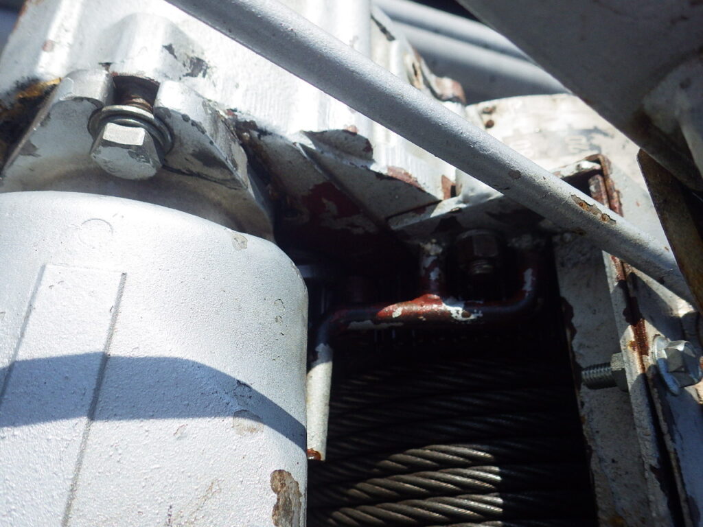 新明和４ｔ建柱車のウィンチドラムのピニオンギアを密封しているオイルシールが外れた
