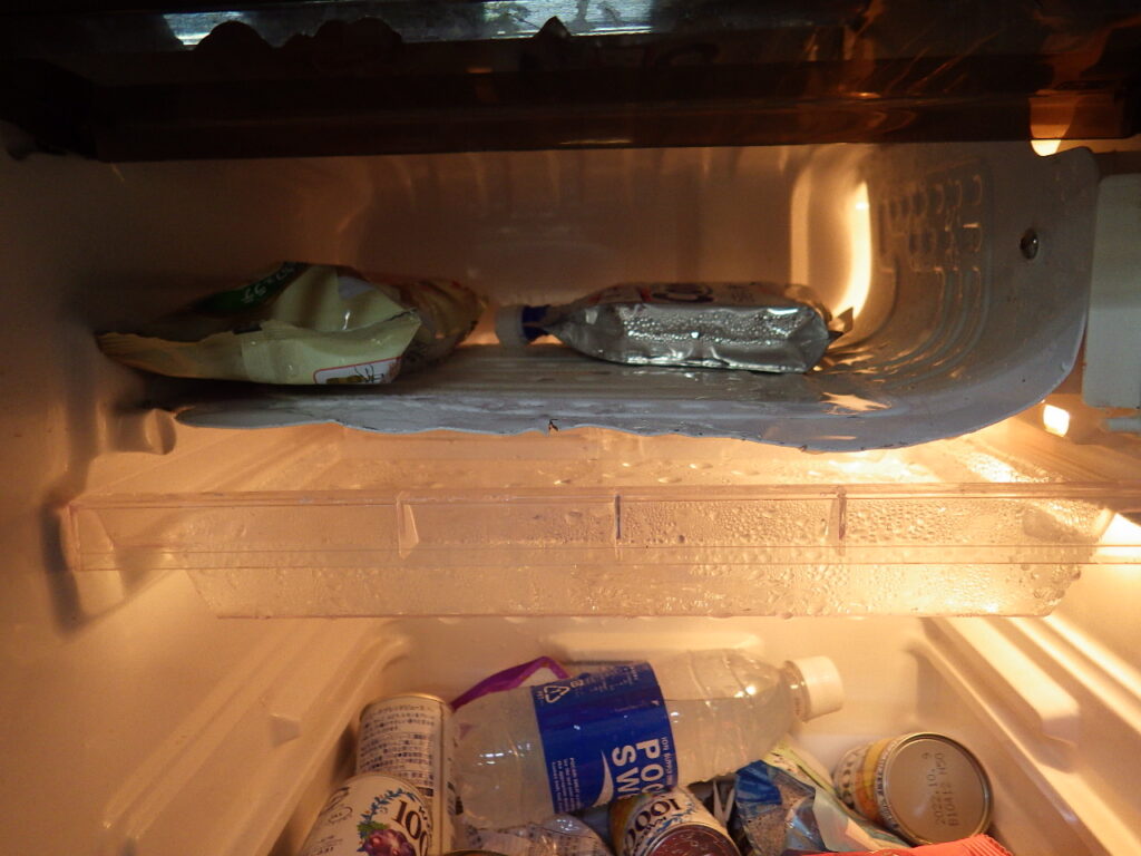 霜取りで壊れた冷蔵庫。掃除で壊すな(笑)