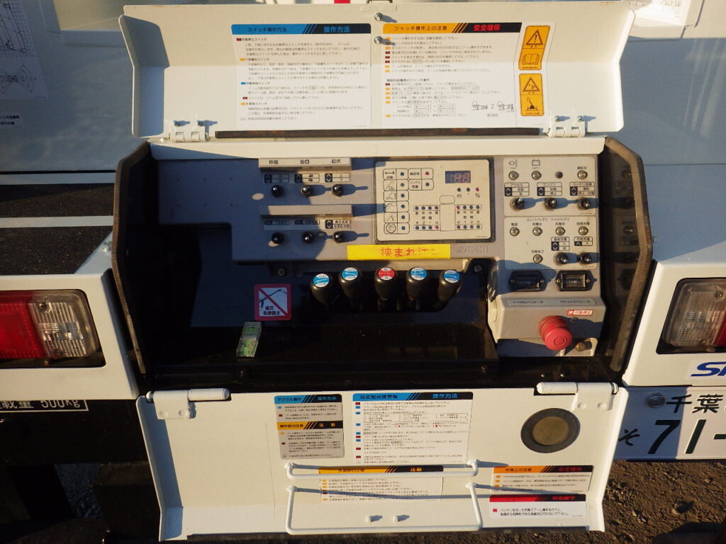 高所作業車のアウトリガを操作する操作盤