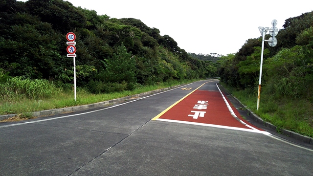式根島の道路はしっかりと整備されている