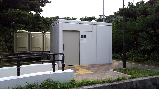 式根島遊歩道手前の公衆トイレ。超キレイ