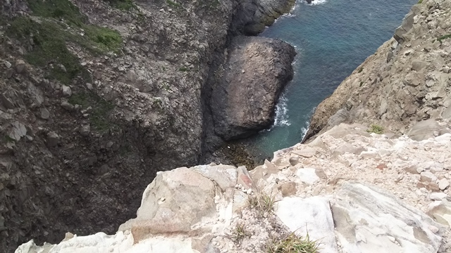式根島神引展望台付近は海風が崖を上がって来て怖い！