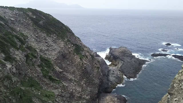 式根島の崖は崩れやすくて超怖い！