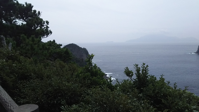 式根島の遊歩道から見た新島方面