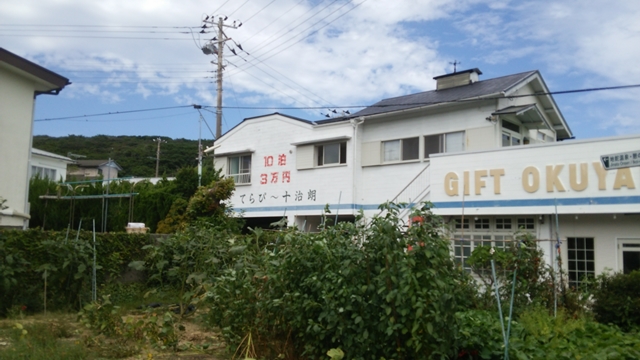 式根島で最大のスーパーおくやま。お弁当が豊富