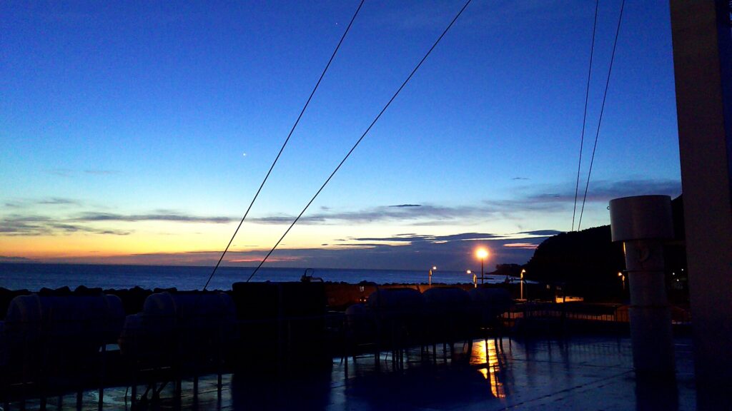 さるびあ丸の甲板から見る大島の夜明け